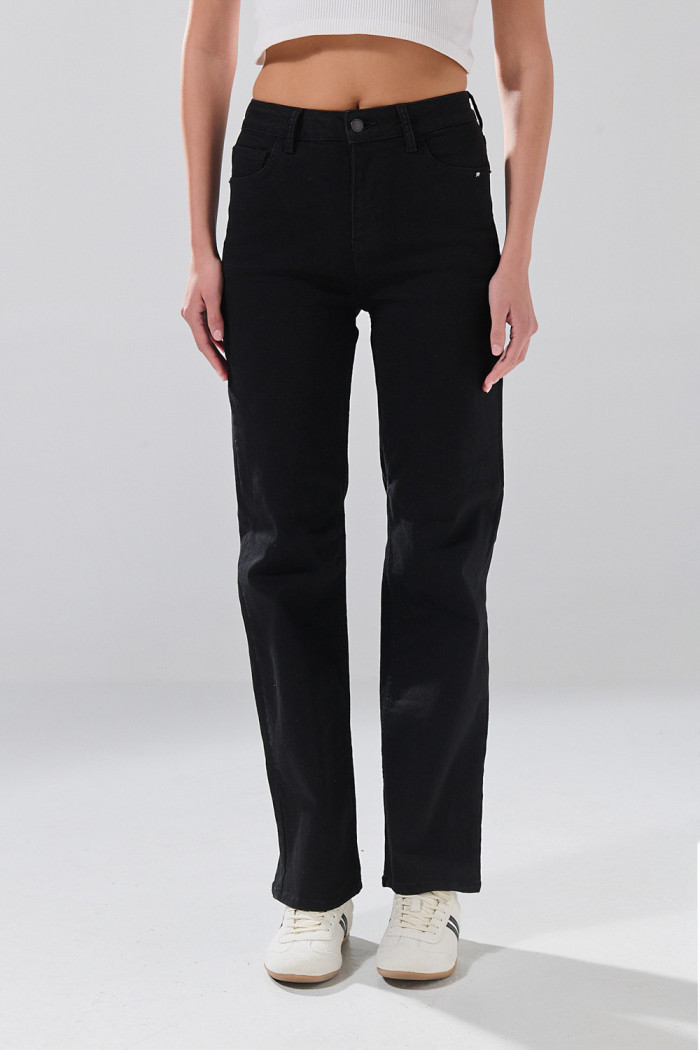 Jean straight leg infaltables negro con bota recta
