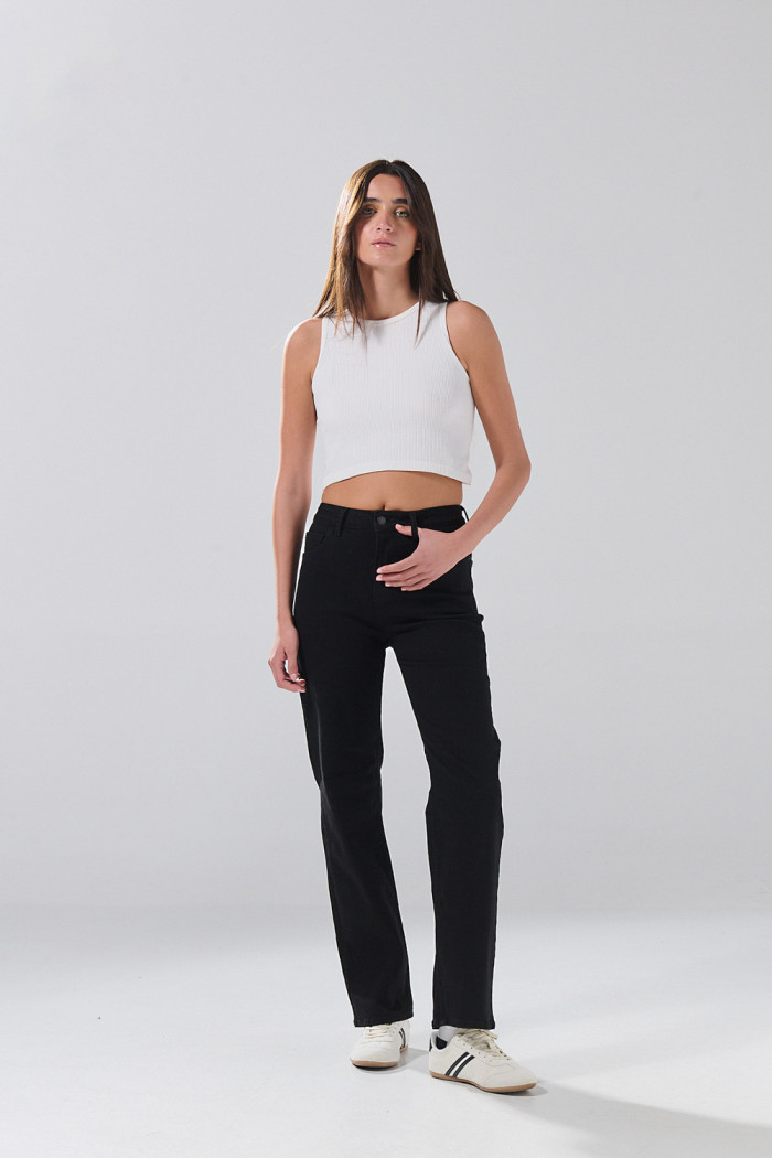 Jean straight leg infaltables negro con bota recta
