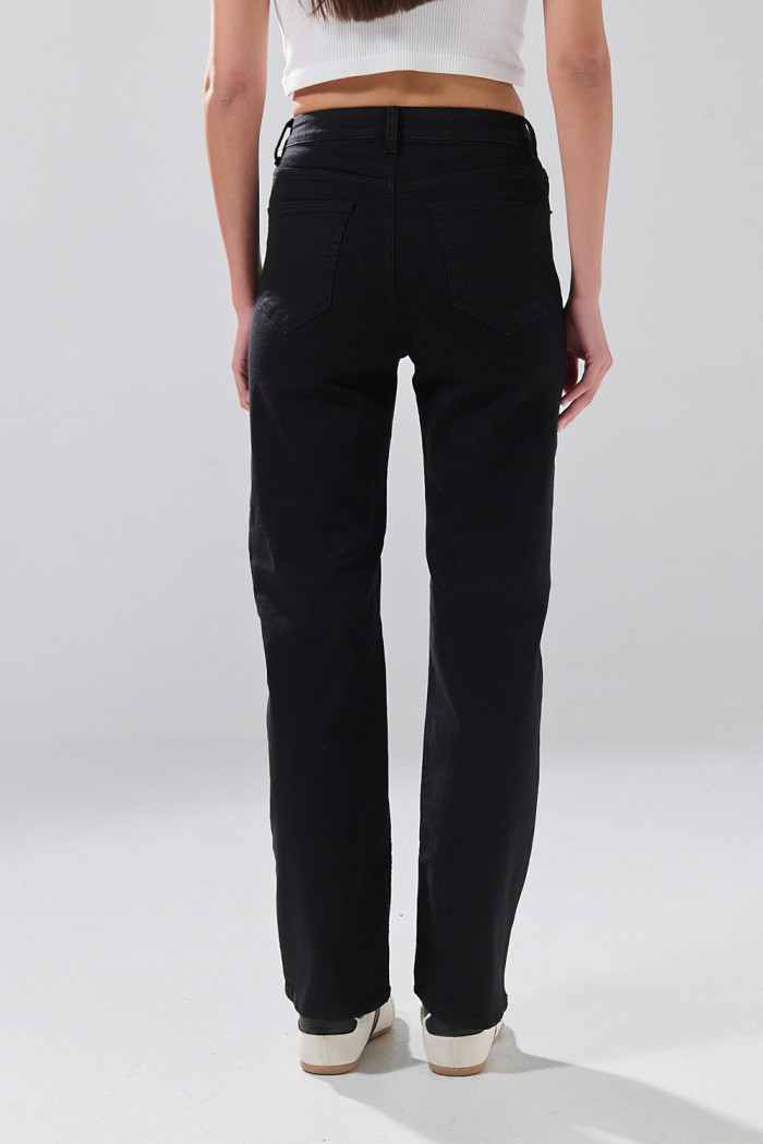 Jean straight leg infaltables negro con bota recta

