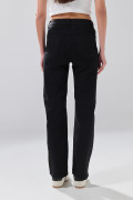 Jean straight leg infaltables negro con bota recta
