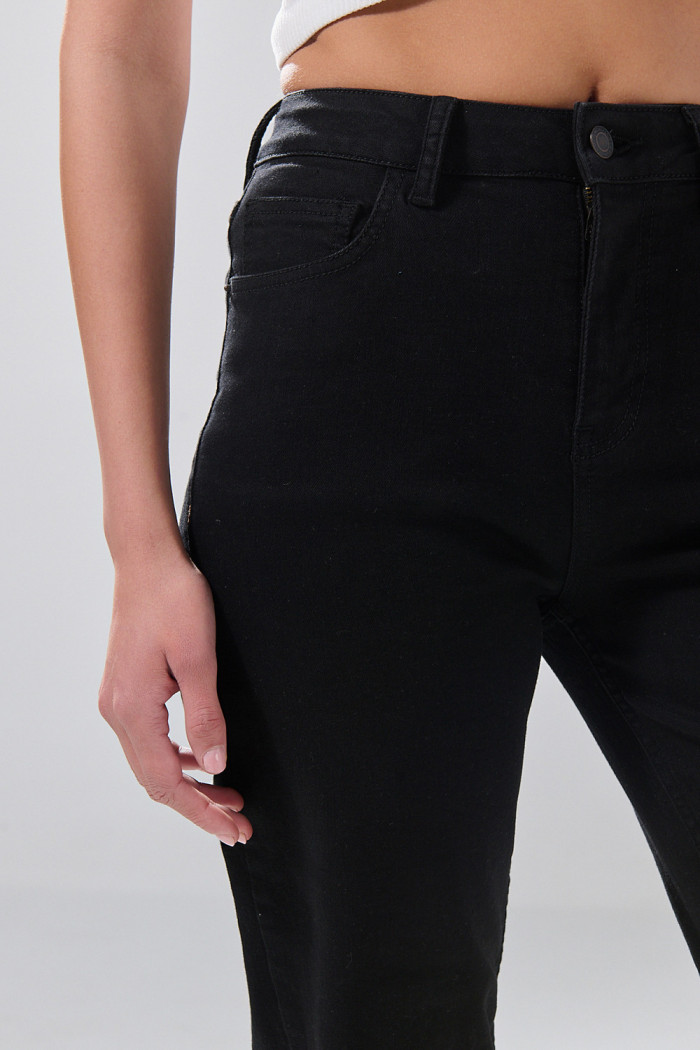 Jean straight leg infaltables negro con bota recta

