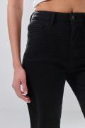 Jean straight leg infaltables negro con bota recta
