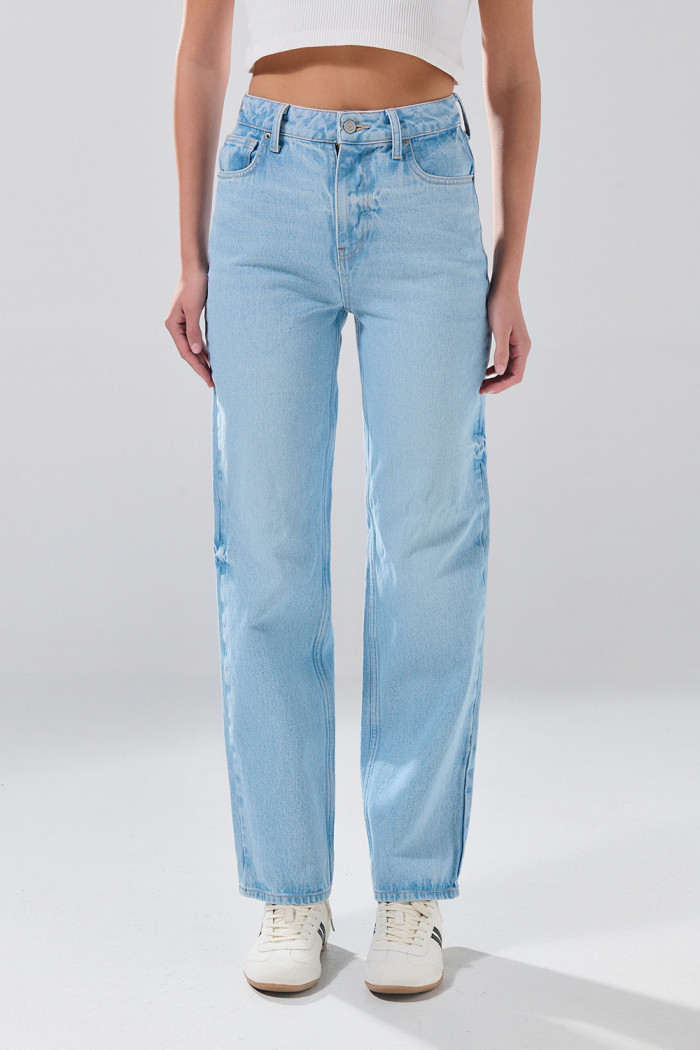 Jean 90´S azul claro infaltables con bota recta y bolsillos
