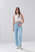 Jean 90´S azul claro infaltables con bota recta y bolsillos
