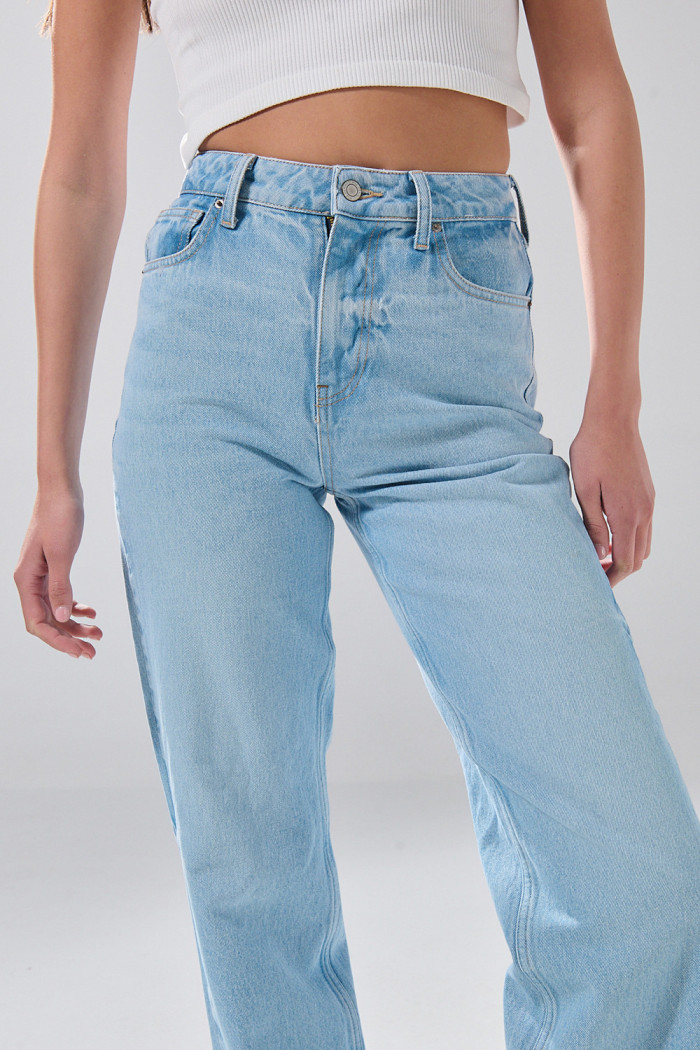 Jean 90´S azul claro infaltables con bota recta y bolsillos
