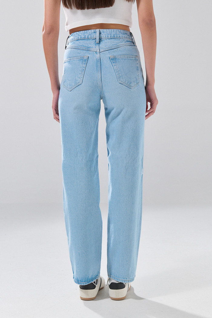 Jean 90´S azul claro infaltables con bota recta y bolsillos

