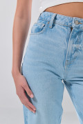 Jean 90´S azul claro infaltables con bota recta y bolsillos
