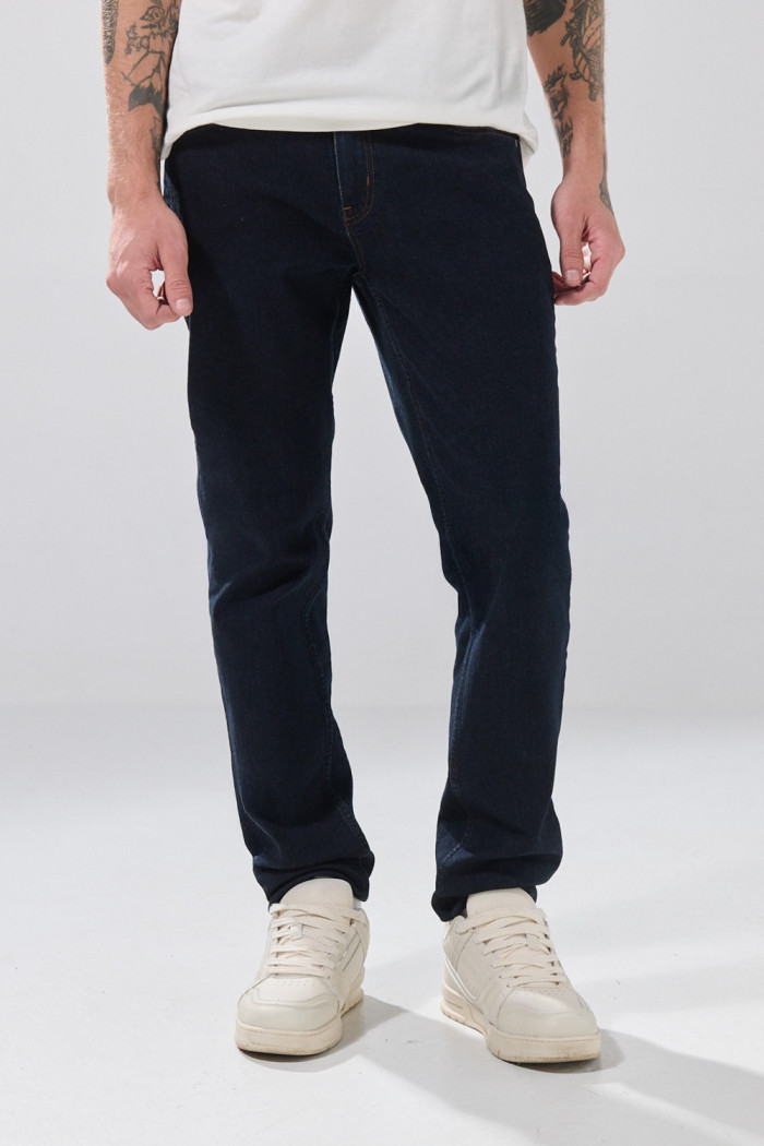 Jean azul intenso slim infaltables tiro bajo con 5 bolsillos
