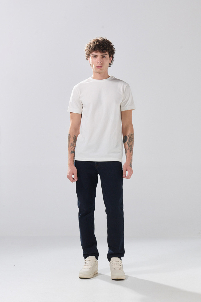 Jean azul intenso slim infaltables tiro bajo con 5 bolsillos
