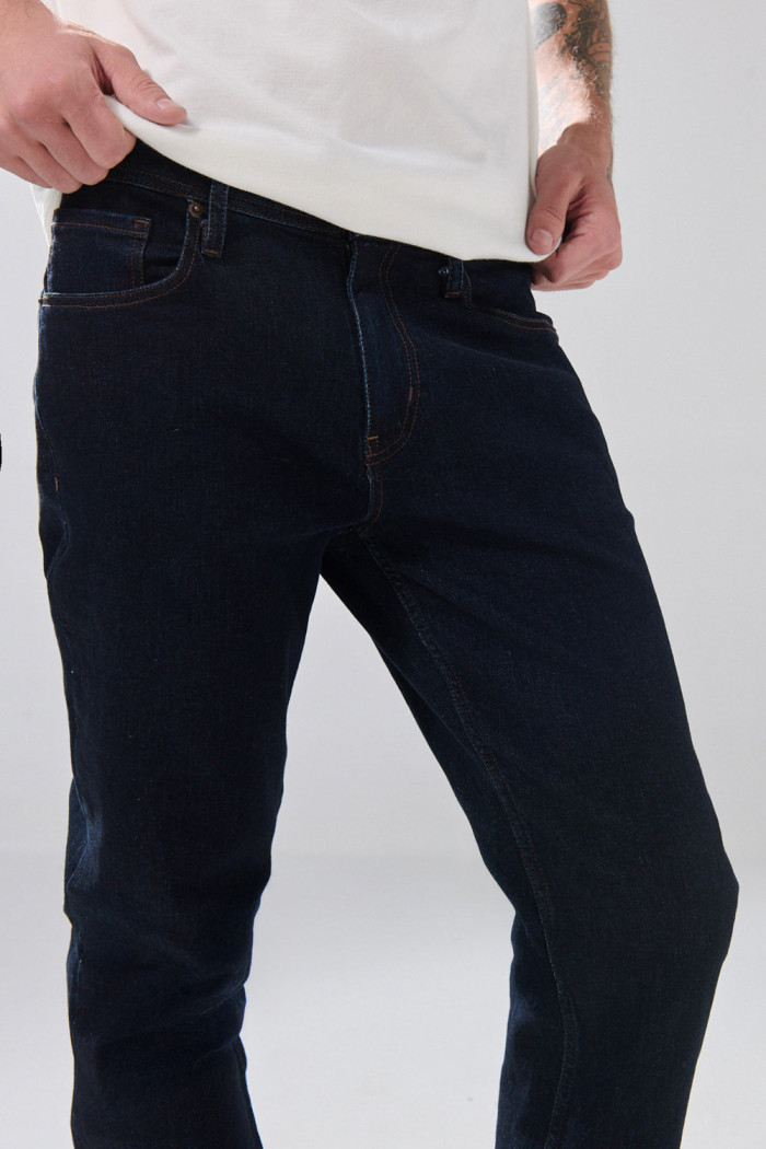 Jean azul intenso slim infaltables tiro bajo con 5 bolsillos
