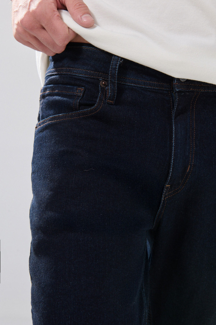 Jean azul intenso slim infaltables tiro bajo con 5 bolsillos
