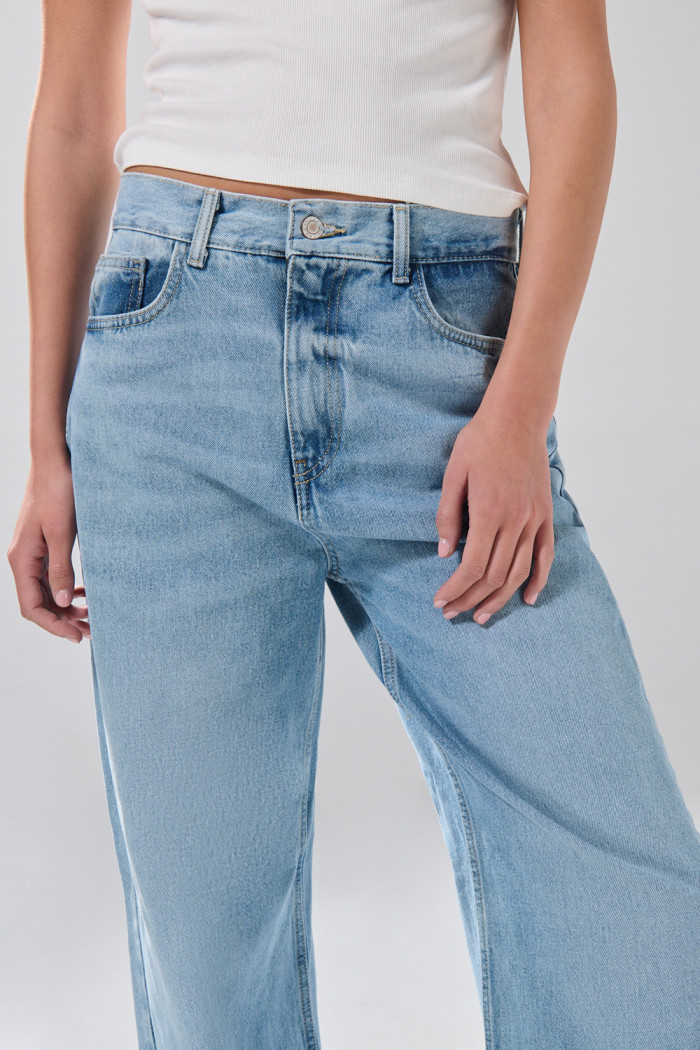 Jean baggy azul claro bota ancha infaltables con tiro medio
