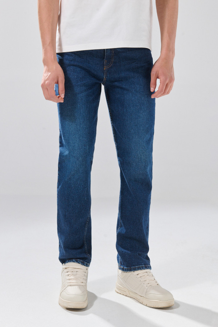 Jean tiro bajo straight leg infaltables azul con bota recta 
