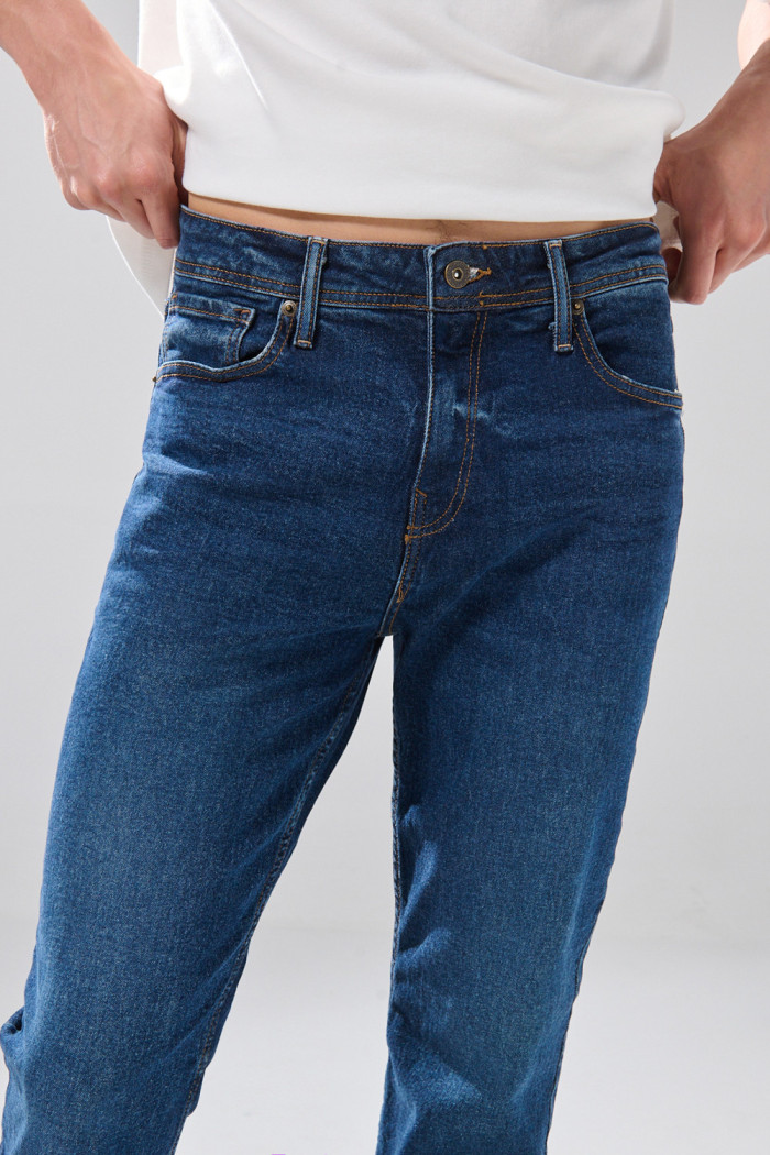 Jean tiro bajo straight leg infaltables azul con bota recta 
