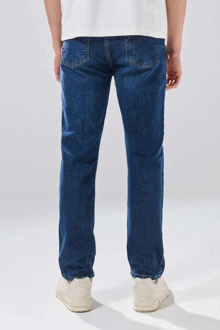 Jean tiro bajo straight leg infaltables azul con bota recta 
