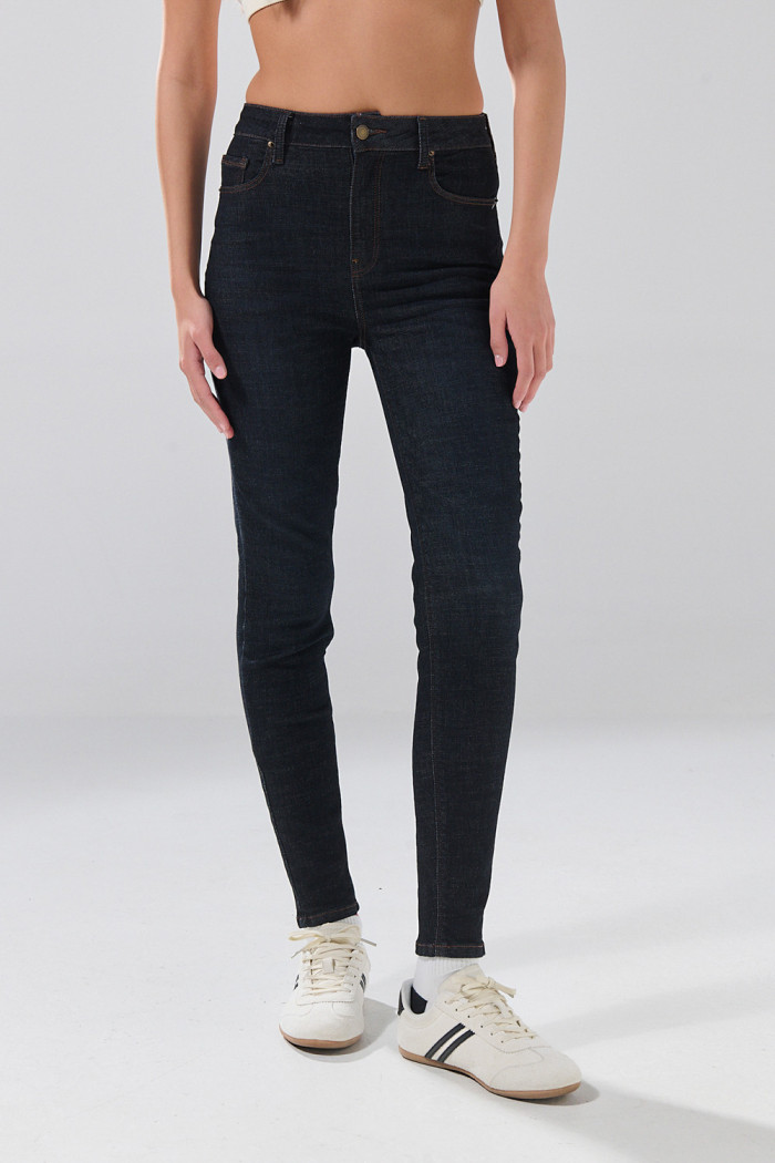 Jean infaltables azul intenso súper skinny con bolsillos
