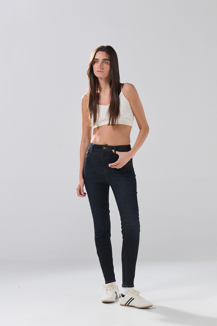 Jean infaltables azul intenso súper skinny con bolsillos
