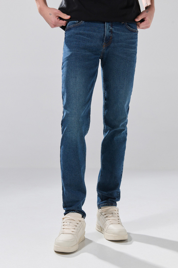 Jean azul oscuro slim infaltables tiro bajo con bolsillos
