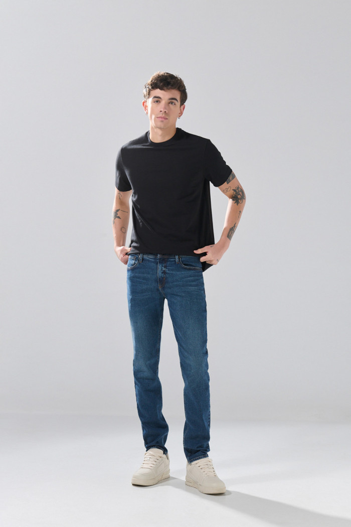 Jean azul oscuro slim infaltables tiro bajo con bolsillos
