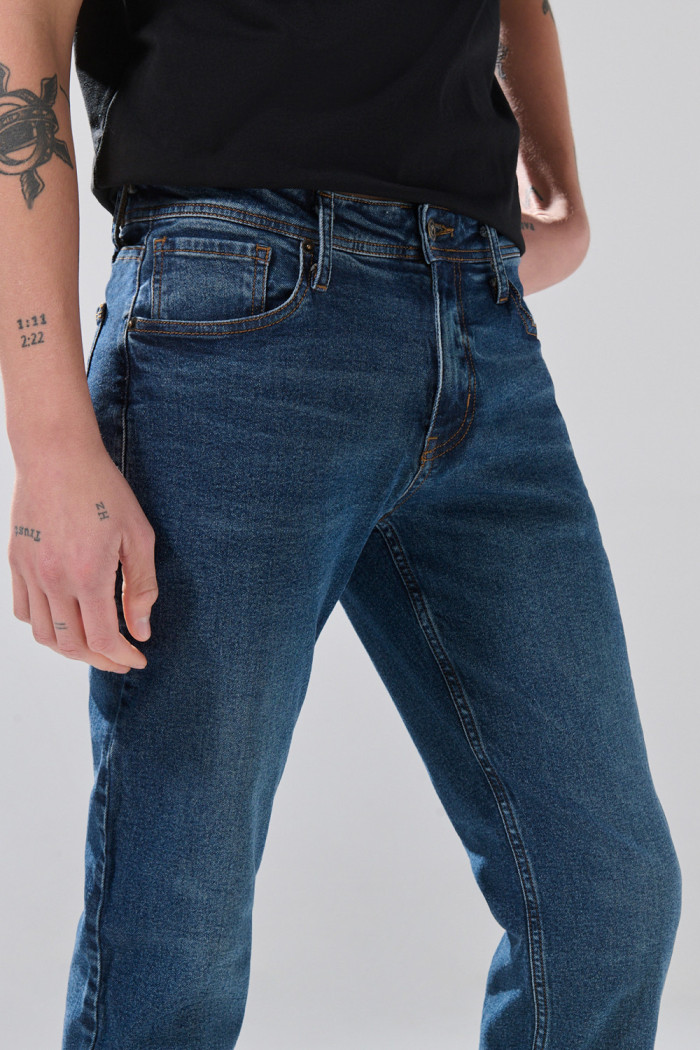Jean azul oscuro slim infaltables tiro bajo con bolsillos
