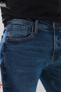 Jean azul oscuro slim infaltables tiro bajo con bolsillos

