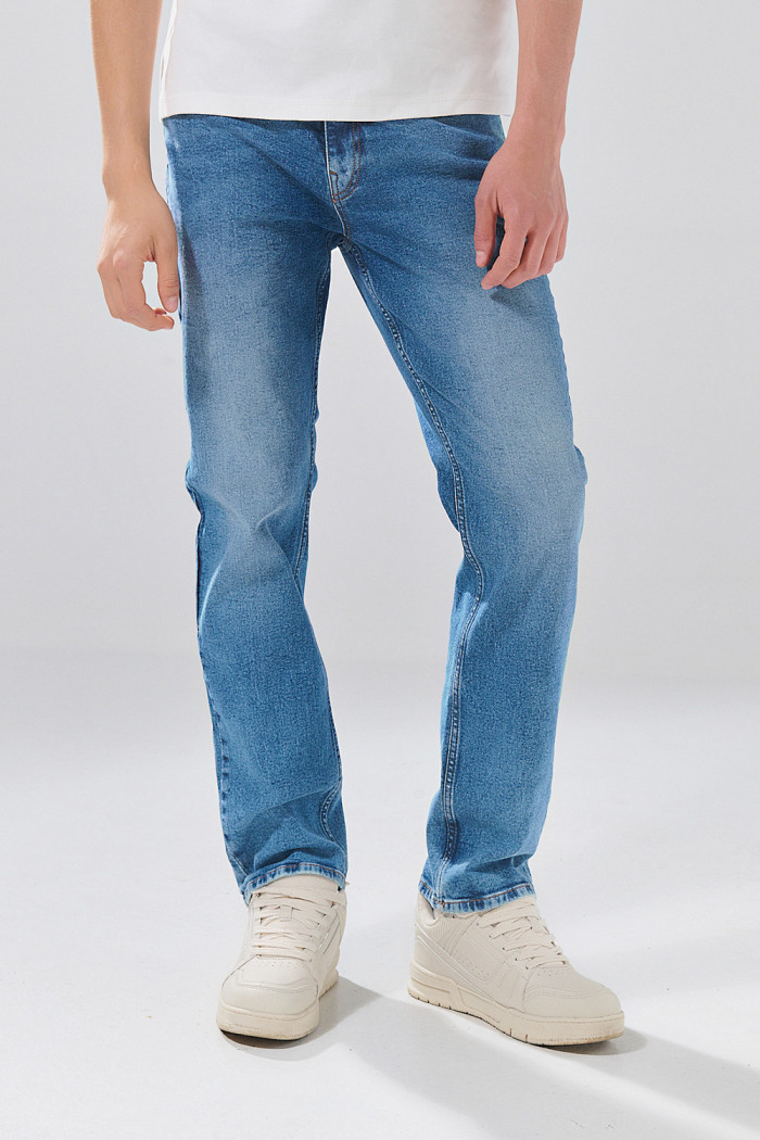Jean azul straight leg infaltables con sutiles desgastes

