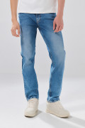 Jean azul straight leg infaltables con sutiles desgastes
