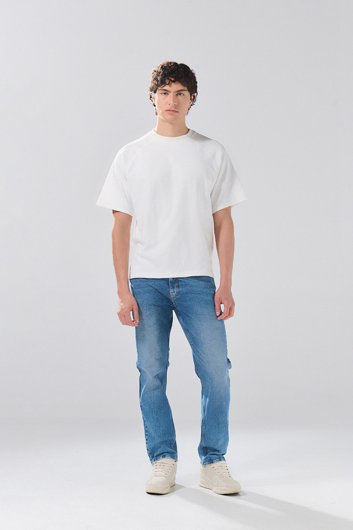 Jean azul straight leg infaltables con sutiles desgastes
