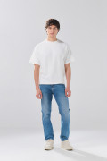 Jean azul straight leg infaltables con sutiles desgastes
