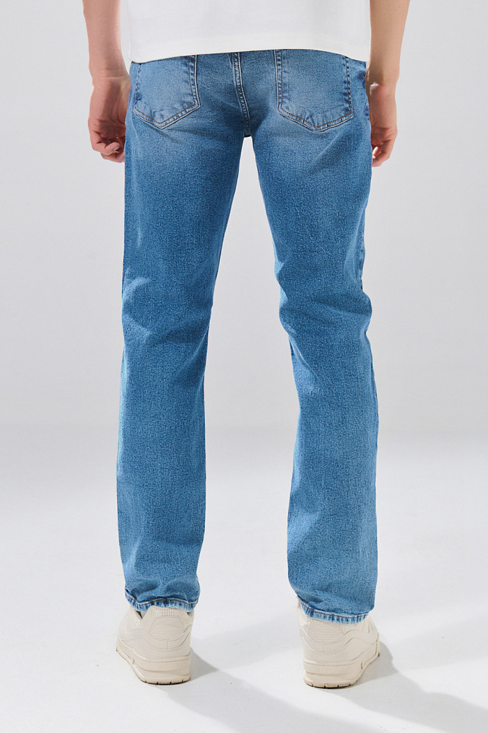 Jean azul straight leg infaltables con sutiles desgastes
