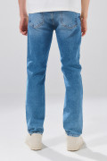 Jean azul straight leg infaltables con sutiles desgastes
