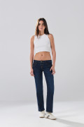 Jean straight leg infaltables azul con bota recta y tiro bajo
