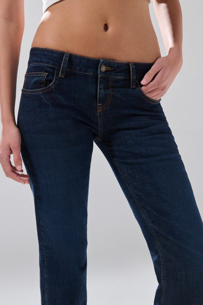 Jean straight leg infaltables azul con bota recta y tiro bajo
