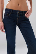 Jean straight leg infaltables azul con bota recta y tiro bajo
