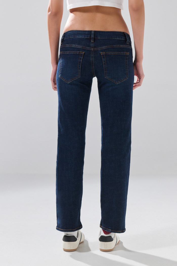 Jean straight leg infaltables azul con bota recta y tiro bajo
