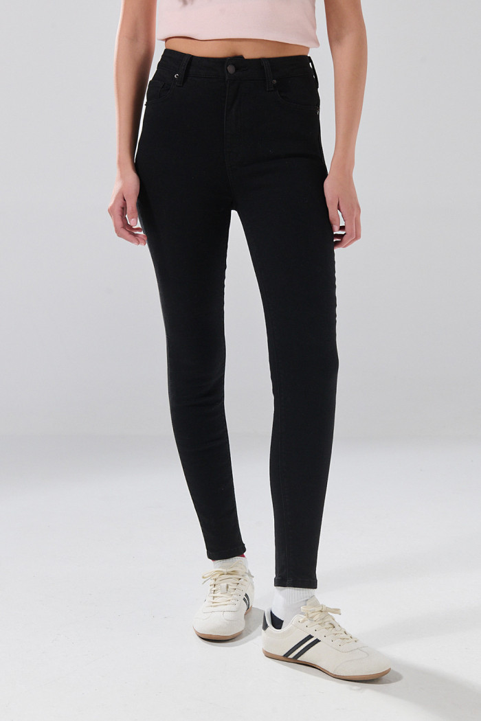 Jean negro súper skinny infaltables con tiro alto
