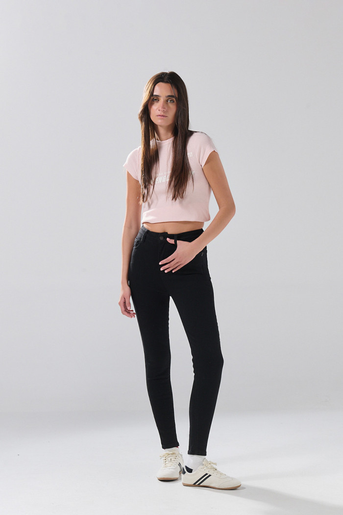 Jean negro súper skinny infaltables con tiro alto
