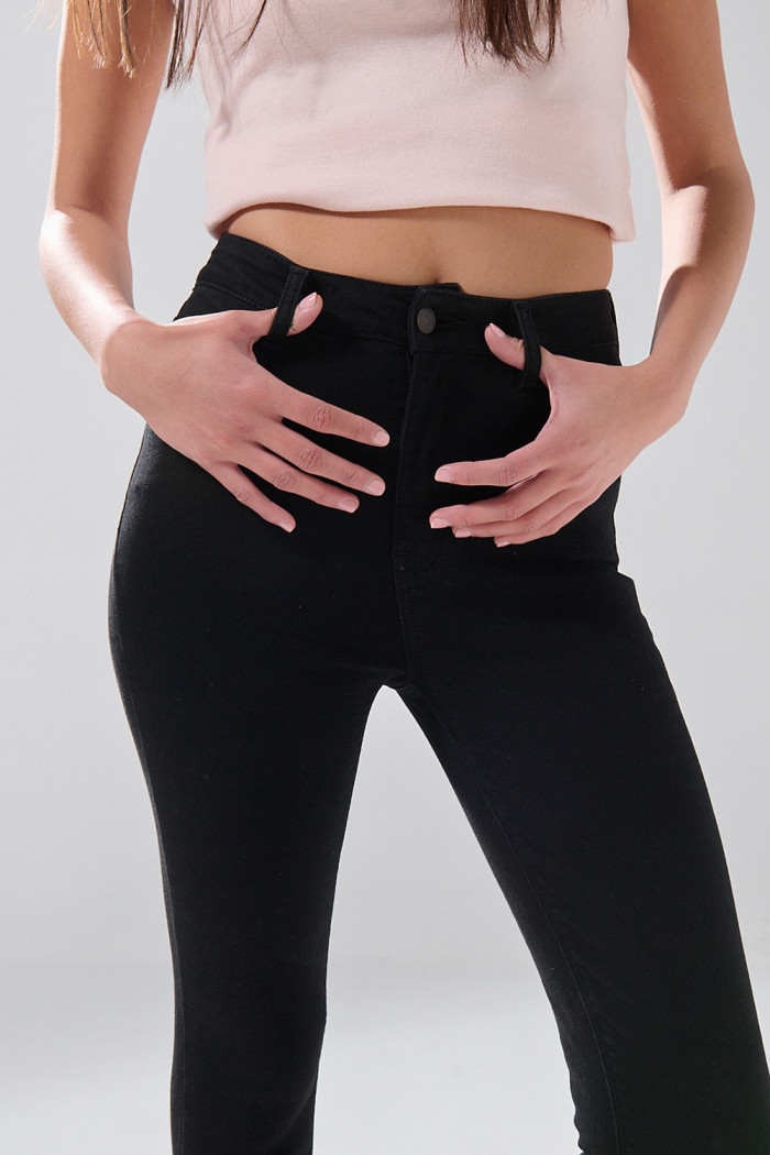 Jean negro súper skinny infaltables con tiro alto

