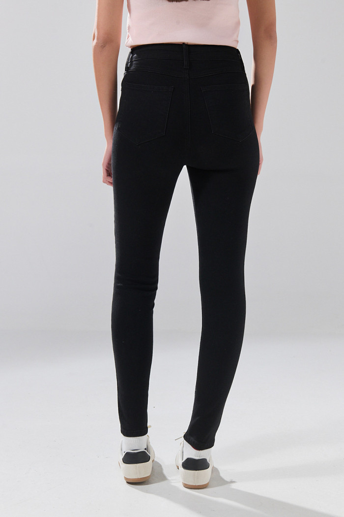 Jean negro súper skinny infaltables con tiro alto
