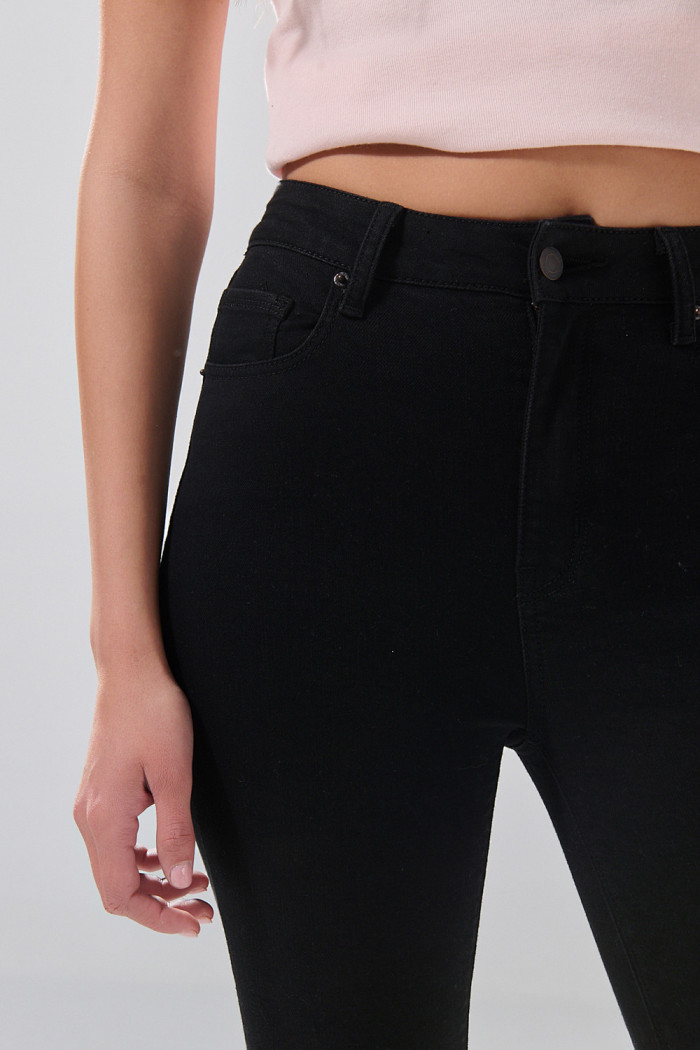 Jean negro súper skinny infaltables con tiro alto

