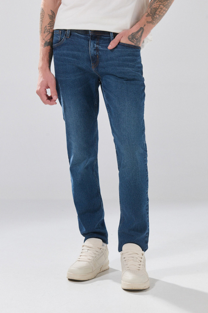 Jean azul oscuro slim infaltables con tiro bajo y bolsillos
