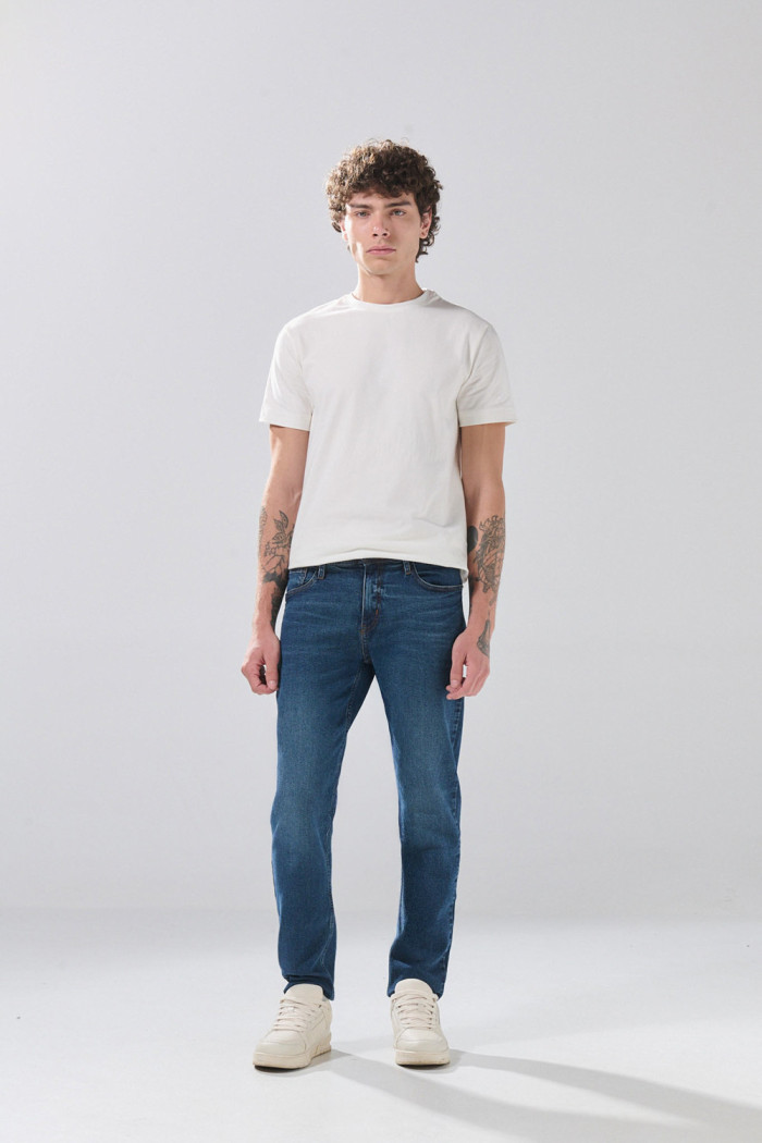 Jean azul oscuro slim infaltables con tiro bajo y bolsillos
