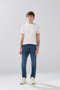 Jean azul oscuro slim infaltables con tiro bajo y bolsillos
