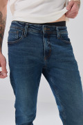 Jean azul oscuro slim infaltables con tiro bajo y bolsillos

