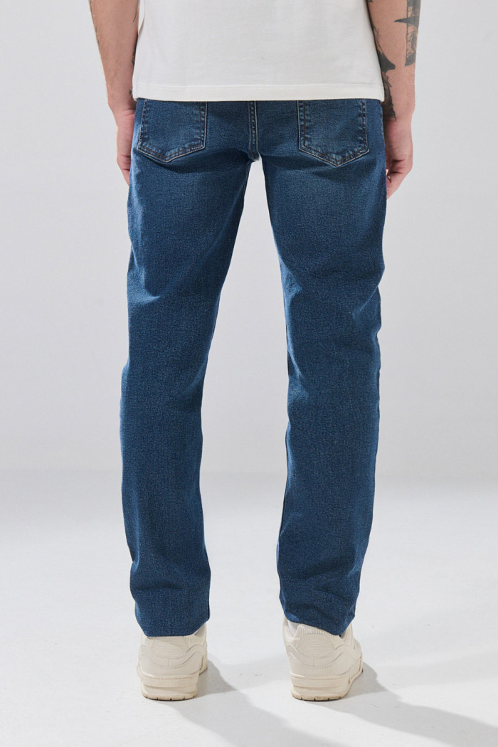 Jean azul oscuro slim infaltables con tiro bajo y bolsillos
