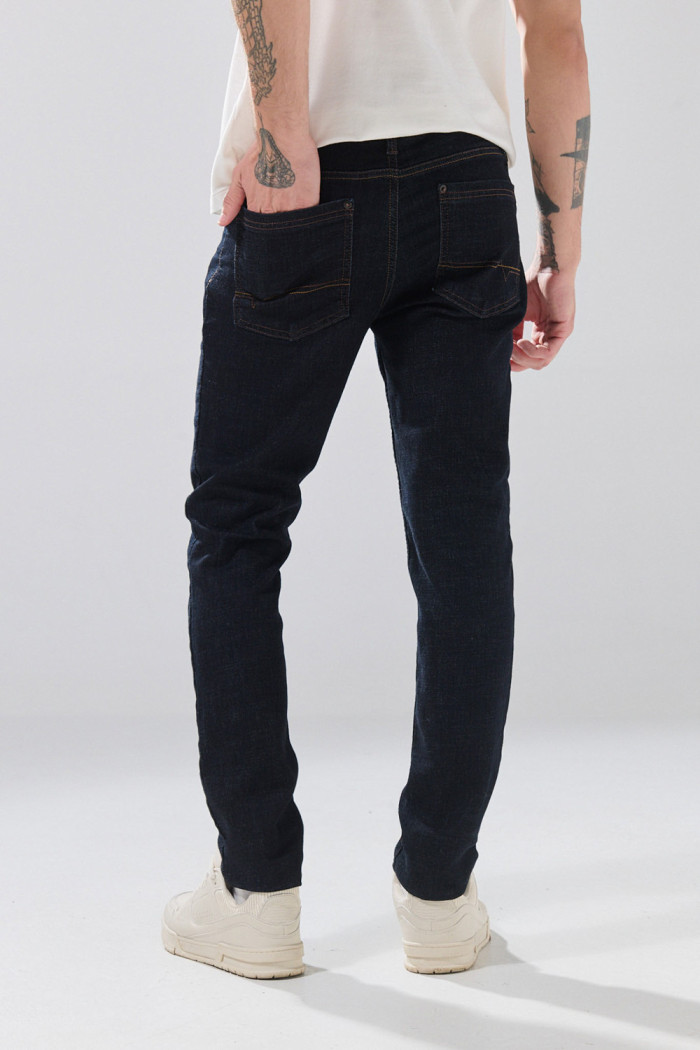 Jean skinny azul intenso infaltables tiro bajo con bolsillos
