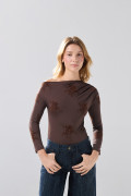 Body manga larga café drapeado con flores de Boho Club
