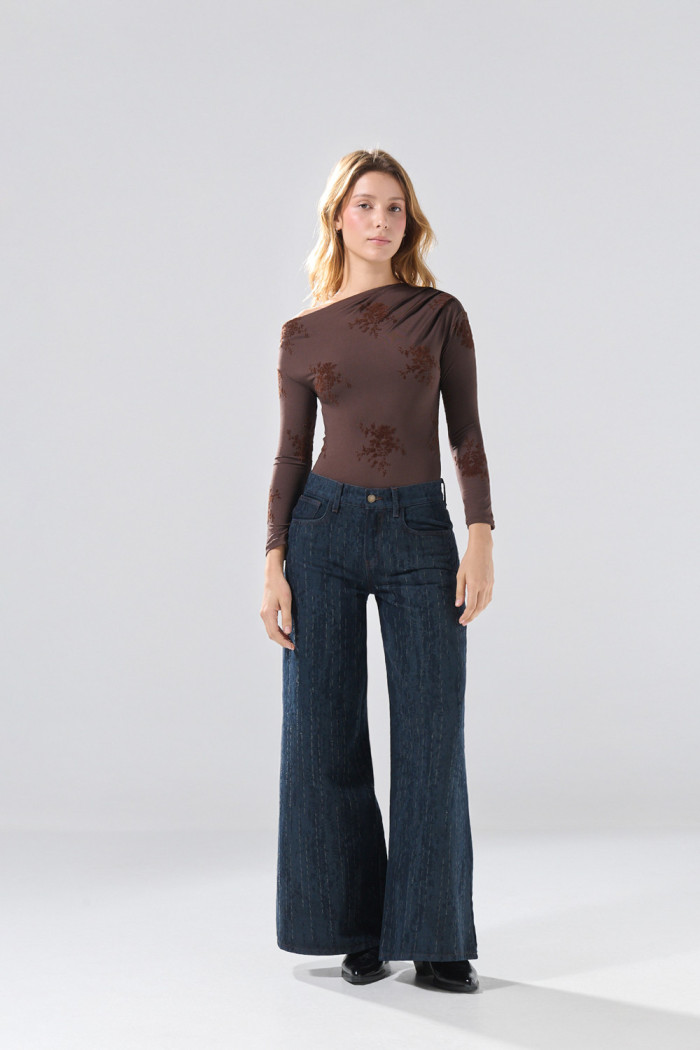 Body manga larga café drapeado con flores de Boho Club
