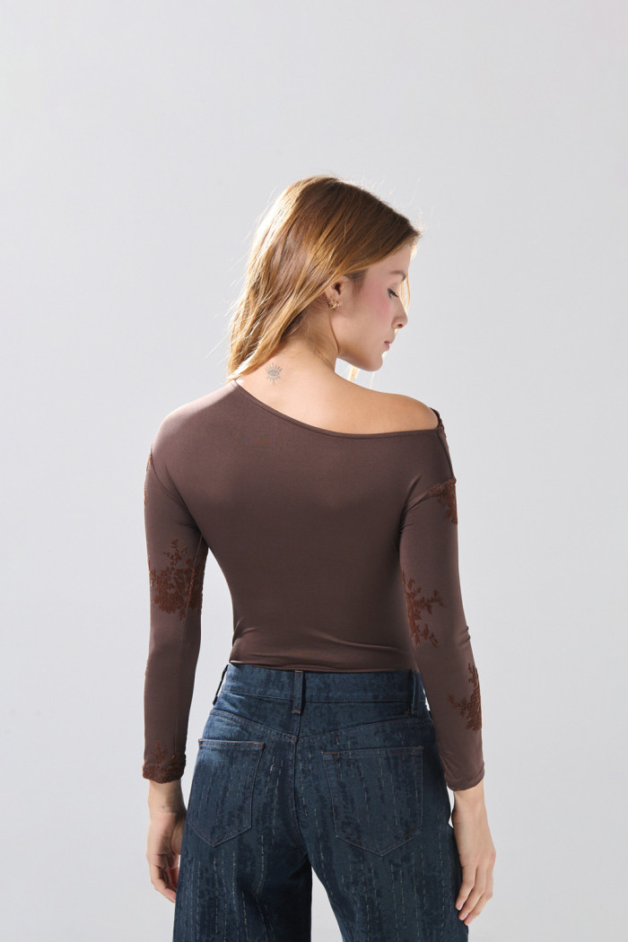 Body manga larga café drapeado con flores de Boho Club

