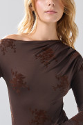 Body manga larga café drapeado con flores de Boho Club
